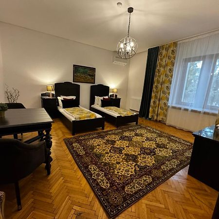 Casa Negustorului Hotel Дева Екстериор снимка