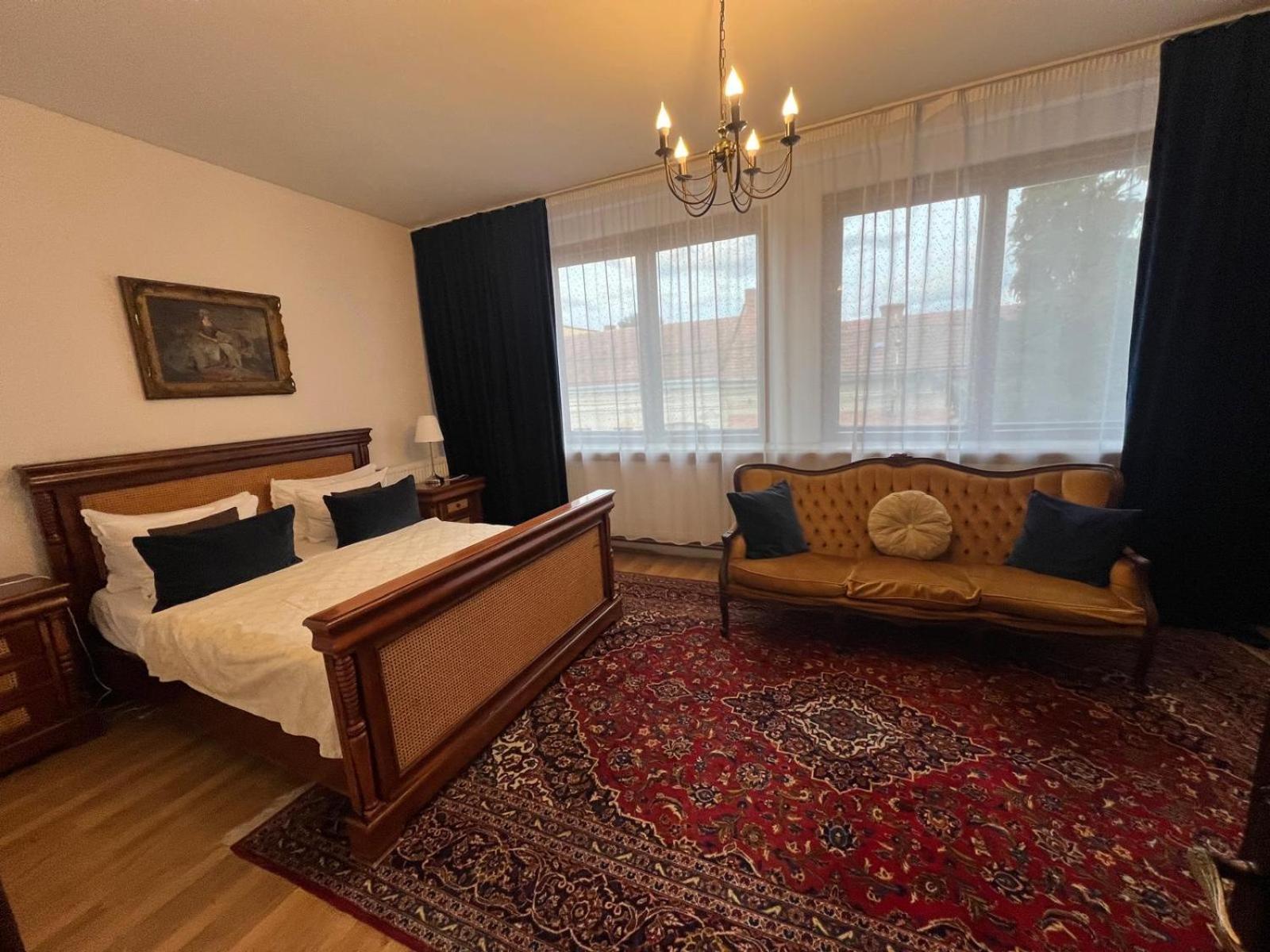 Casa Negustorului Hotel Дева Екстериор снимка