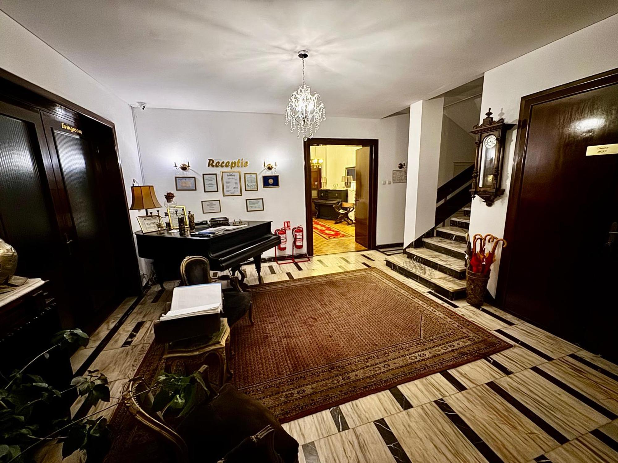 Casa Negustorului Hotel Дева Екстериор снимка