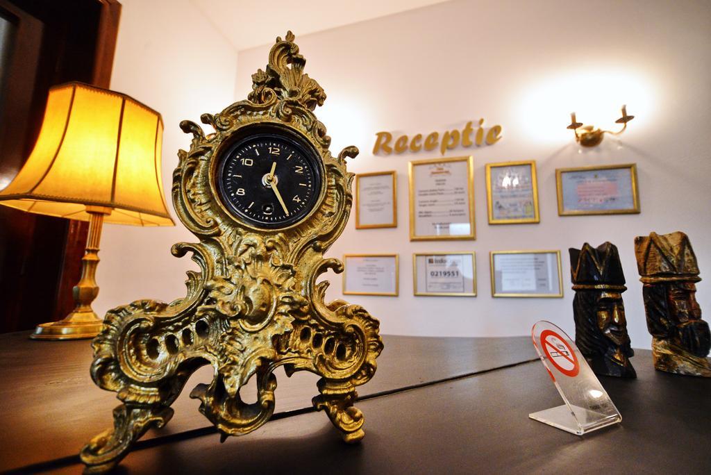 Casa Negustorului Hotel Дева Екстериор снимка