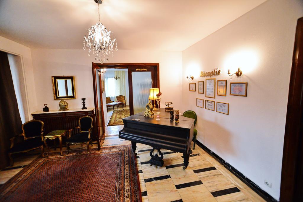 Casa Negustorului Hotel Дева Екстериор снимка