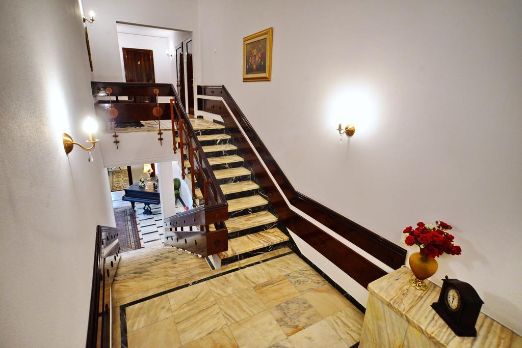 Casa Negustorului Hotel Дева Екстериор снимка