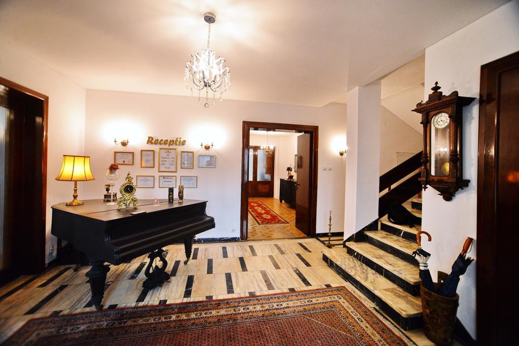 Casa Negustorului Hotel Дева Екстериор снимка