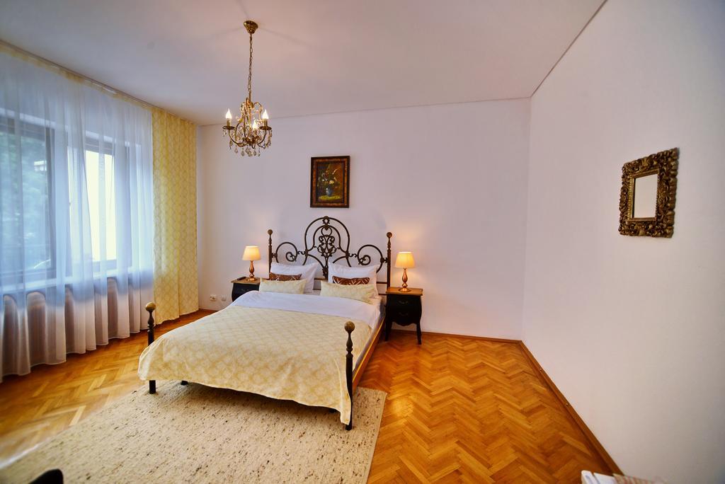 Casa Negustorului Hotel Дева Екстериор снимка