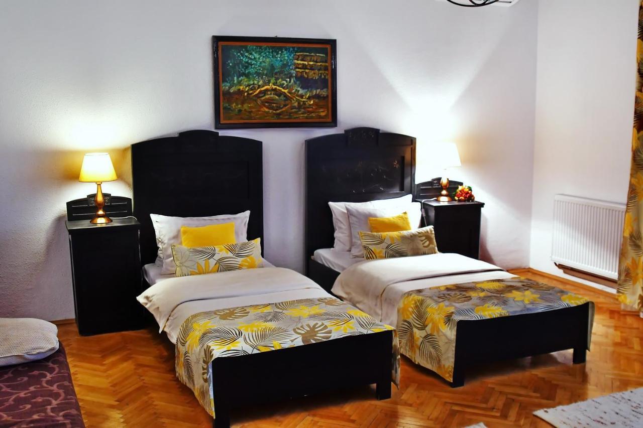 Casa Negustorului Hotel Дева Екстериор снимка