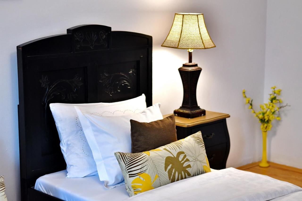 Casa Negustorului Hotel Дева Екстериор снимка