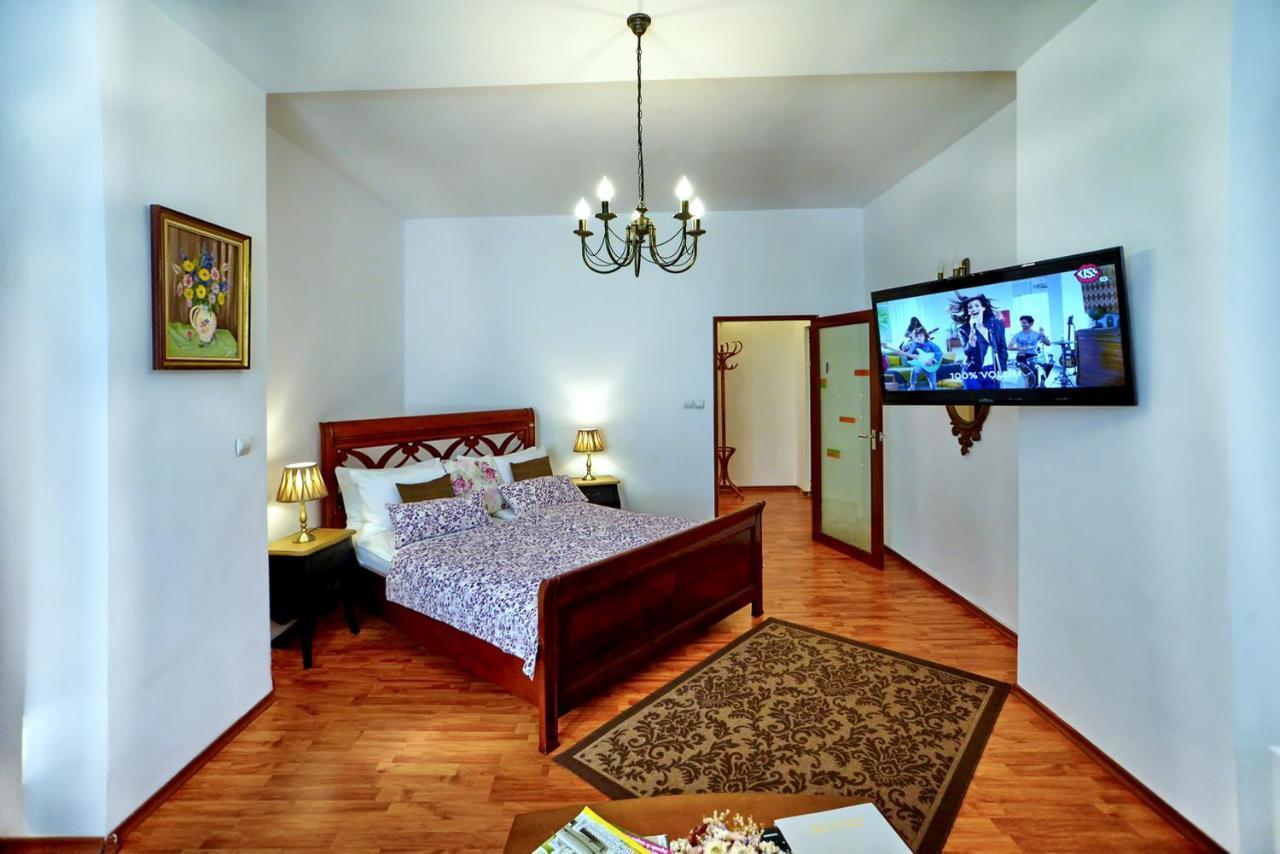 Casa Negustorului Hotel Дева Екстериор снимка