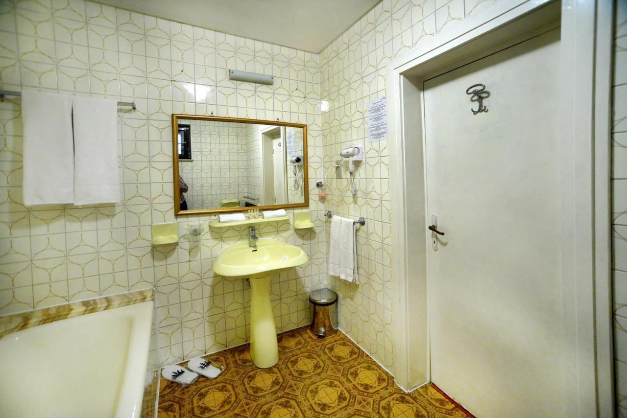 Casa Negustorului Hotel Дева Екстериор снимка
