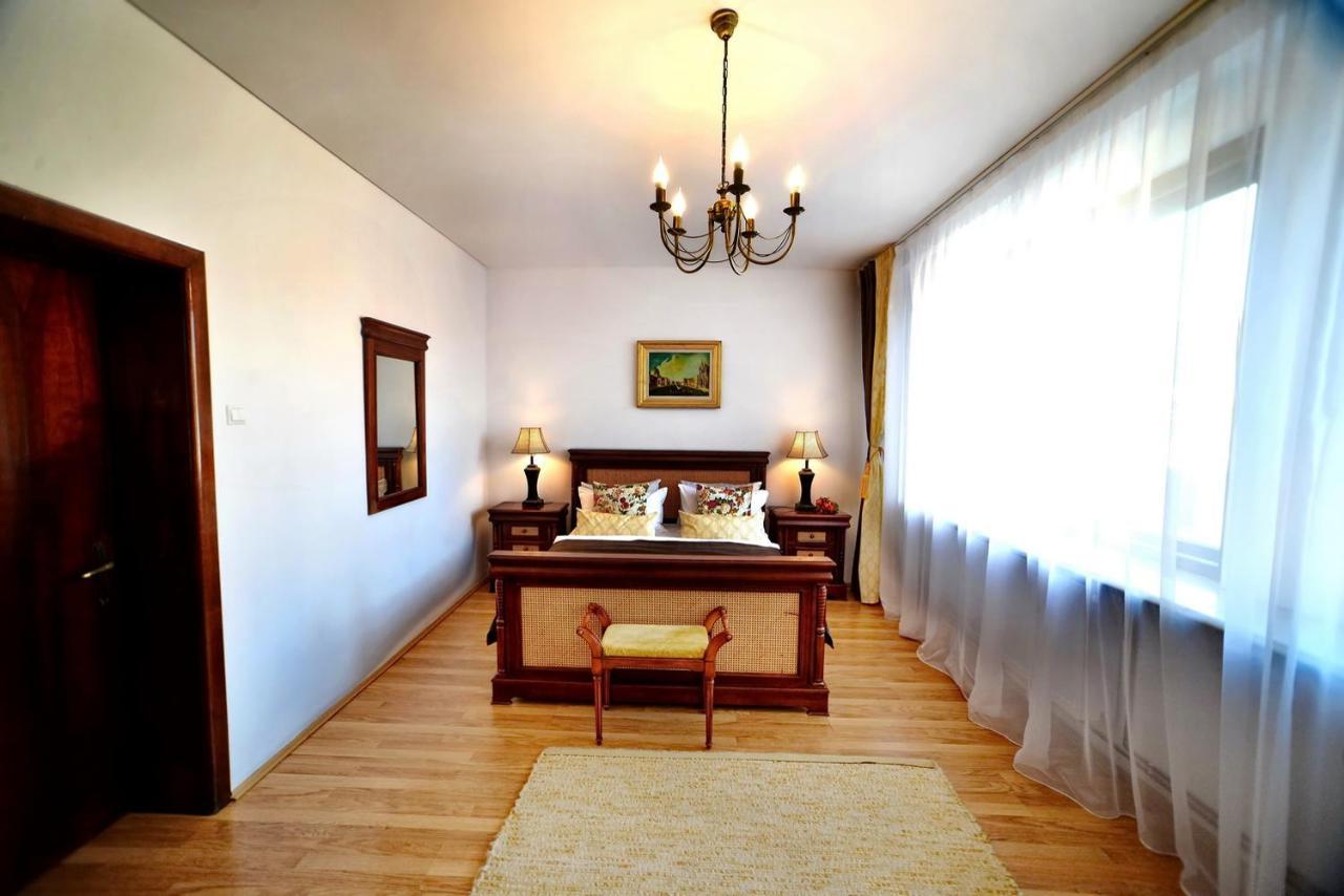Casa Negustorului Hotel Дева Екстериор снимка