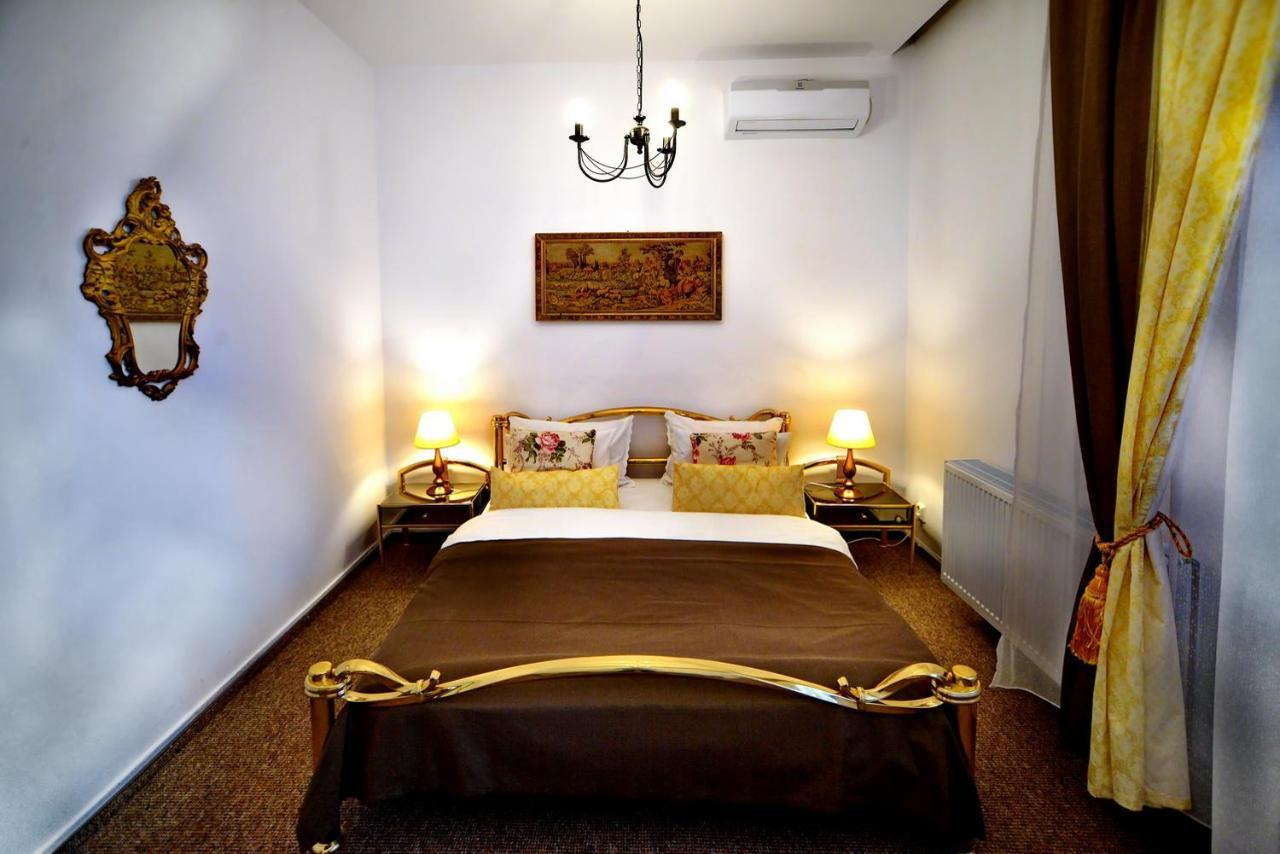 Casa Negustorului Hotel Дева Екстериор снимка