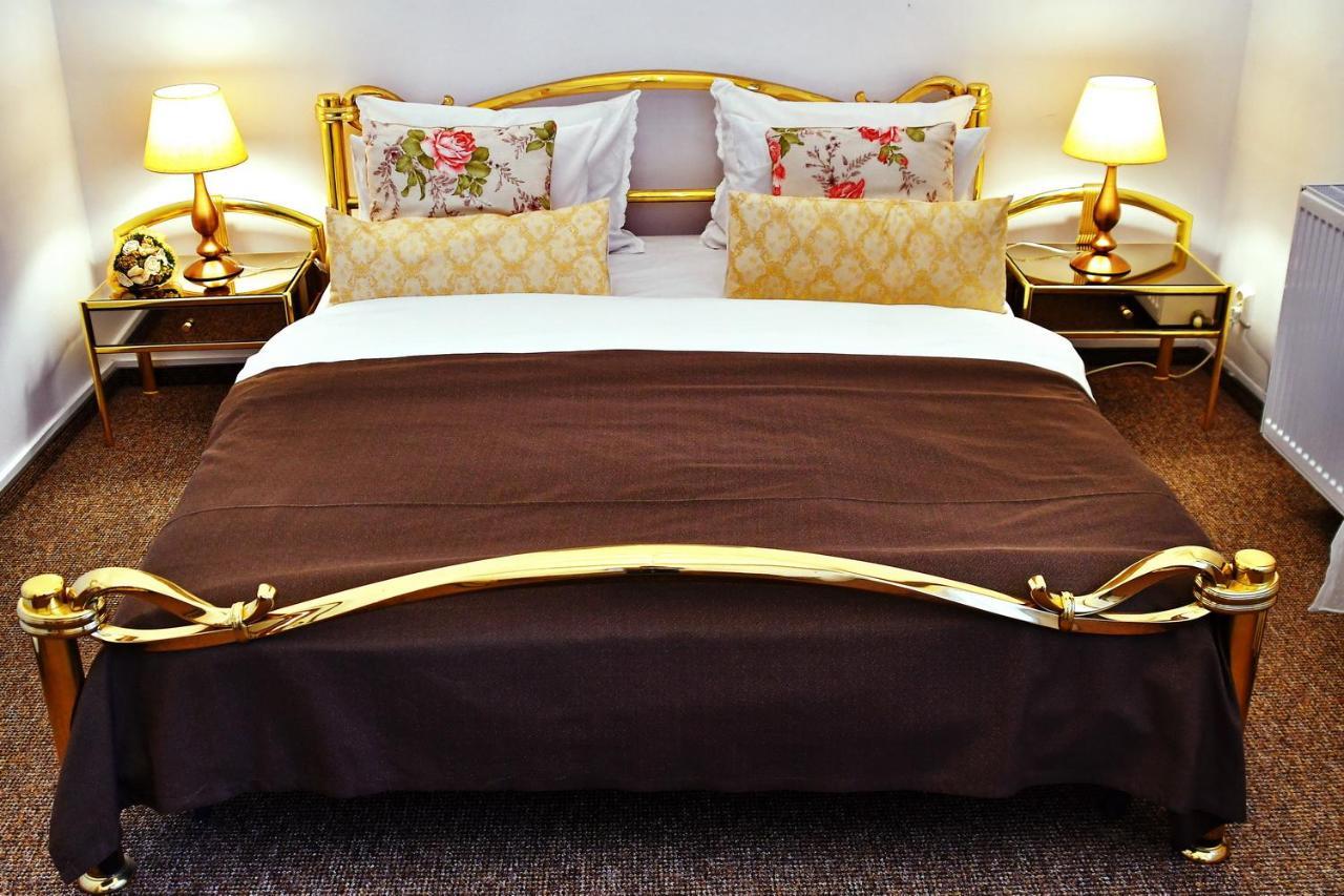 Casa Negustorului Hotel Дева Екстериор снимка