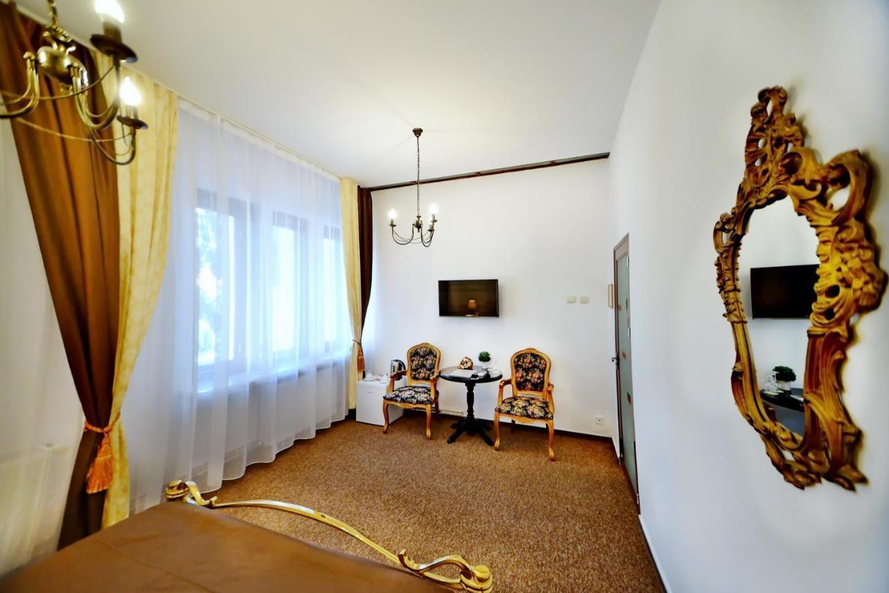 Casa Negustorului Hotel Дева Екстериор снимка