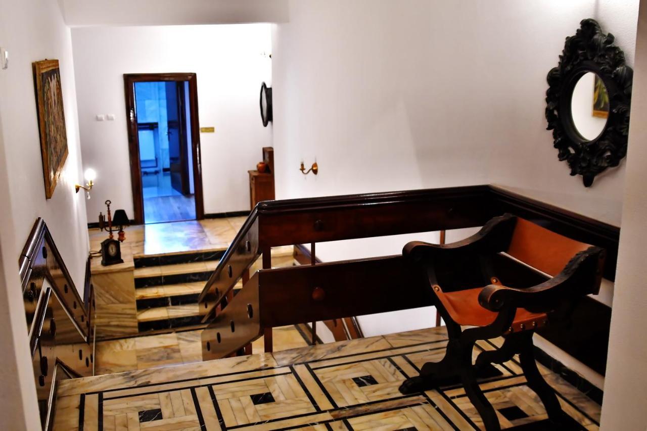 Casa Negustorului Hotel Дева Екстериор снимка
