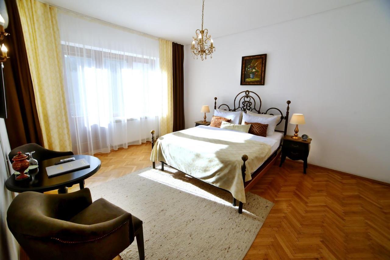 Casa Negustorului Hotel Дева Екстериор снимка